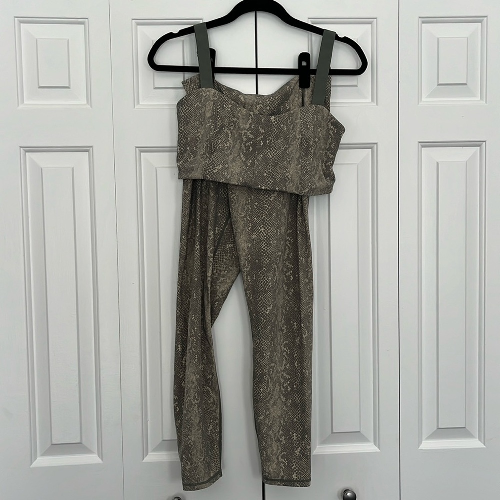 Varley Matching Set with sports bra and workout pants in size large.